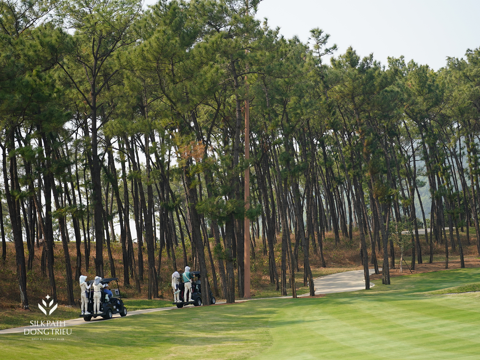 Xe điện golf thông minh và đội ngũ Caddie chuyên nghiệp