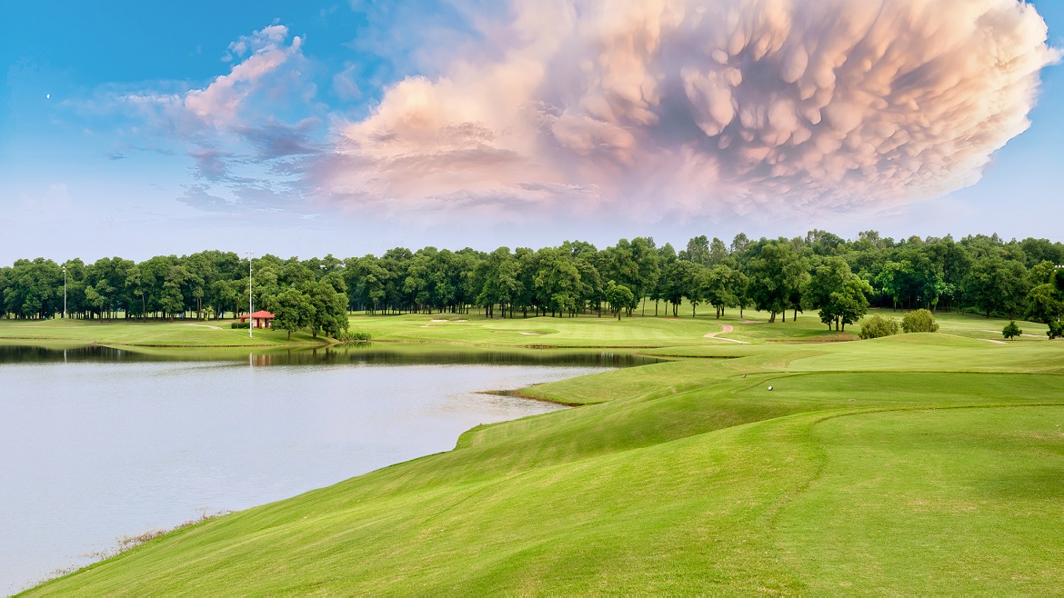 Toàn cảnh sân golf BRG Kings Island Golf Resort giữa hồ Đồng Mô Hà Nội