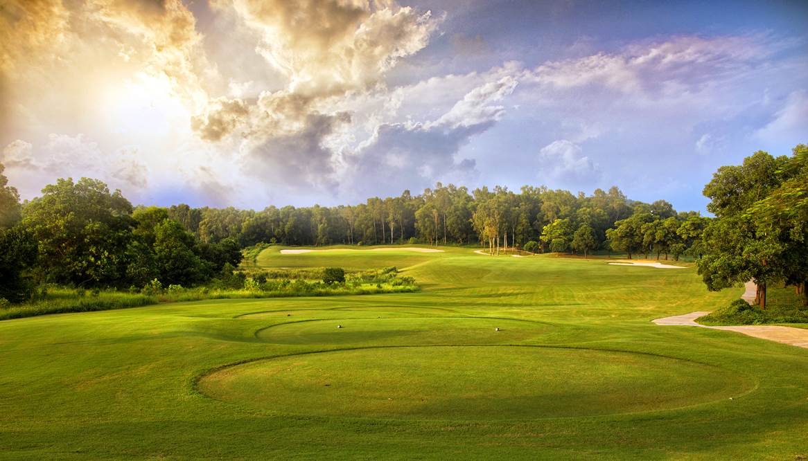 Sân golf Mountain View BRG Kings Island hướng nhìn dải núi Ba Vì hùng vĩ