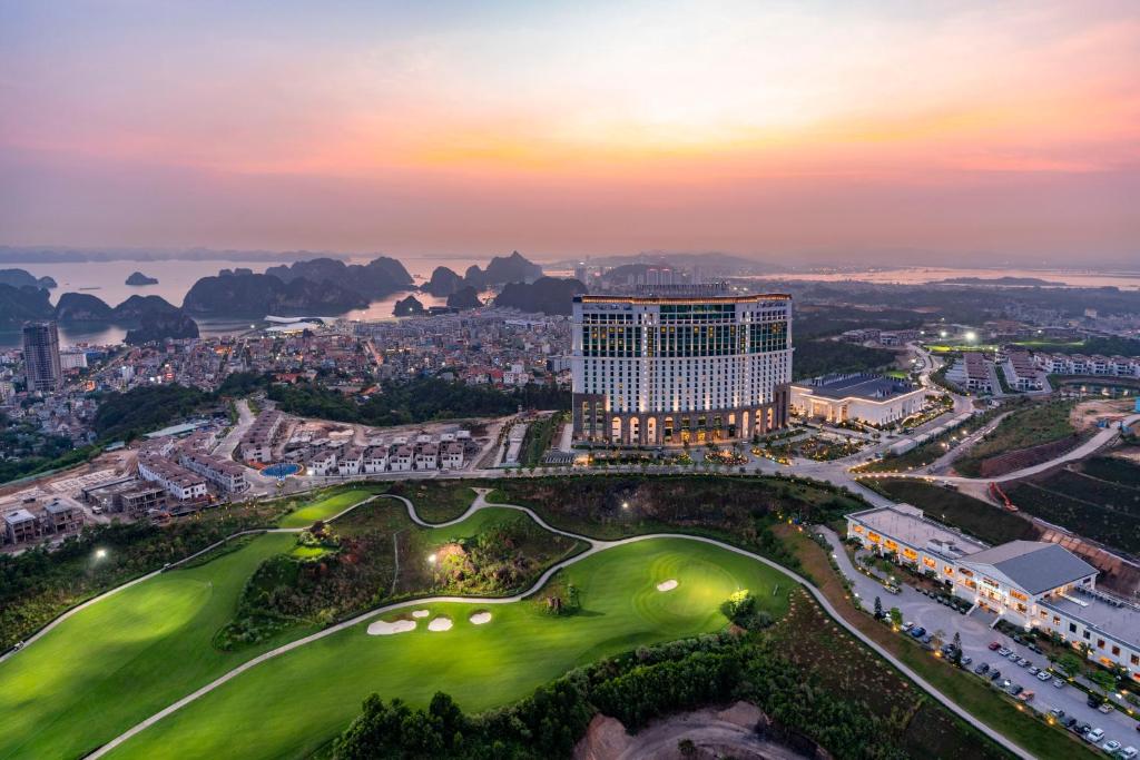 Khách sạn FLC Grand Hotel Hạ Long sang trọng ngắm nhìn vịnh biển
