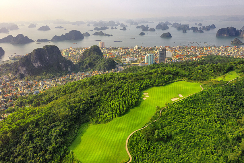 Góc nhìn từ trên cao FLC Hạ Long Golf Links ôm trọn vịnh biển