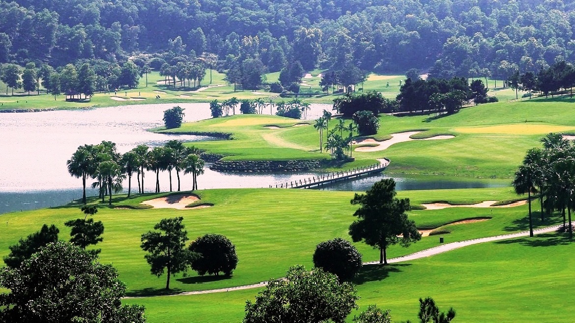 Toàn cảnh sân gôn Minh Trí Hanoi Golf Club rợp bóng cây xanh tại Hà Nội