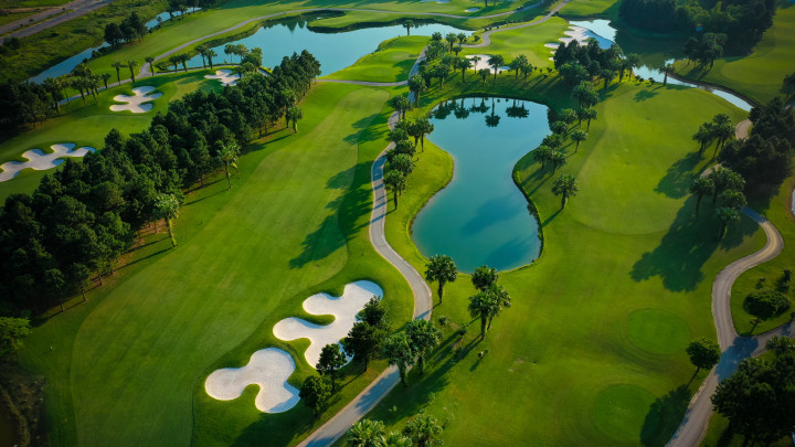 Kiến trúc fairway và fairway bunker uốn lượn theo mép hồ tại Heron Lake Golf Course