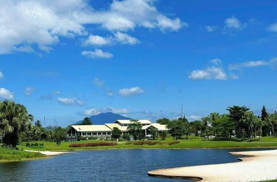 Toàn cảnh không gian sân golf Đầm Vạc Heron Lake Golf Course với mặt hồ tự nhiên bạt ngàn