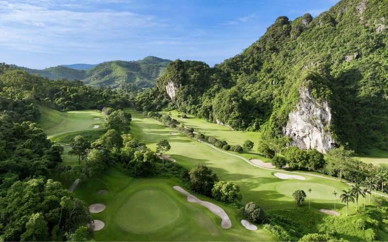 Thảm cỏ Fairway và Green đạt tiêu chuẩn quốc tế tại Phoenix Golf Resort