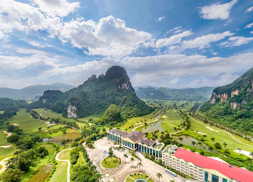 Cảnh quan thung lũng núi đá vôi tuyệt đẹp tại sân Phoenix Golf Resort Phú Thọ