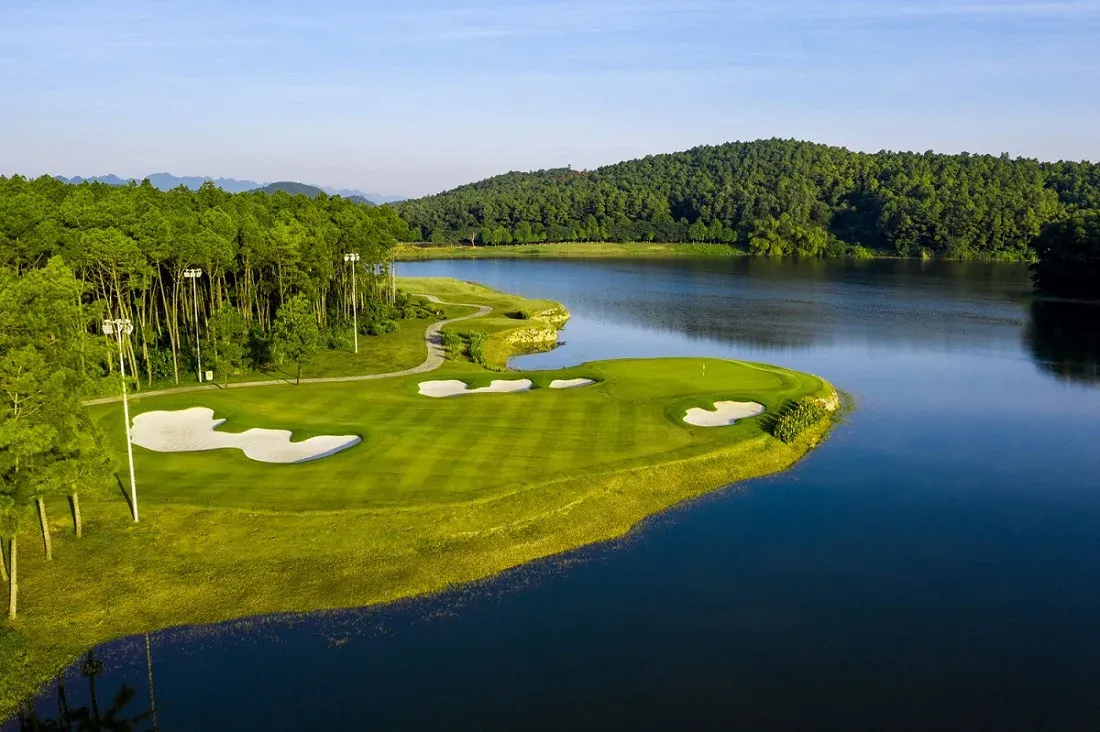Đường Fairway uốn lượn tại sân 18 hố Championship Tràng An Golf