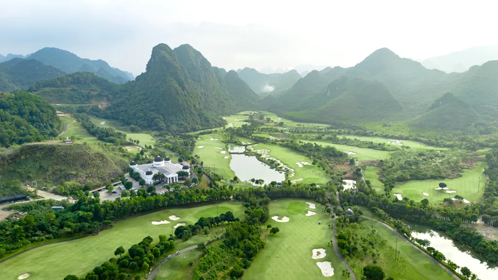 Cảnh quan hố golf kịch tính núi đá vôi tại Stone Valley Kim Bảng
