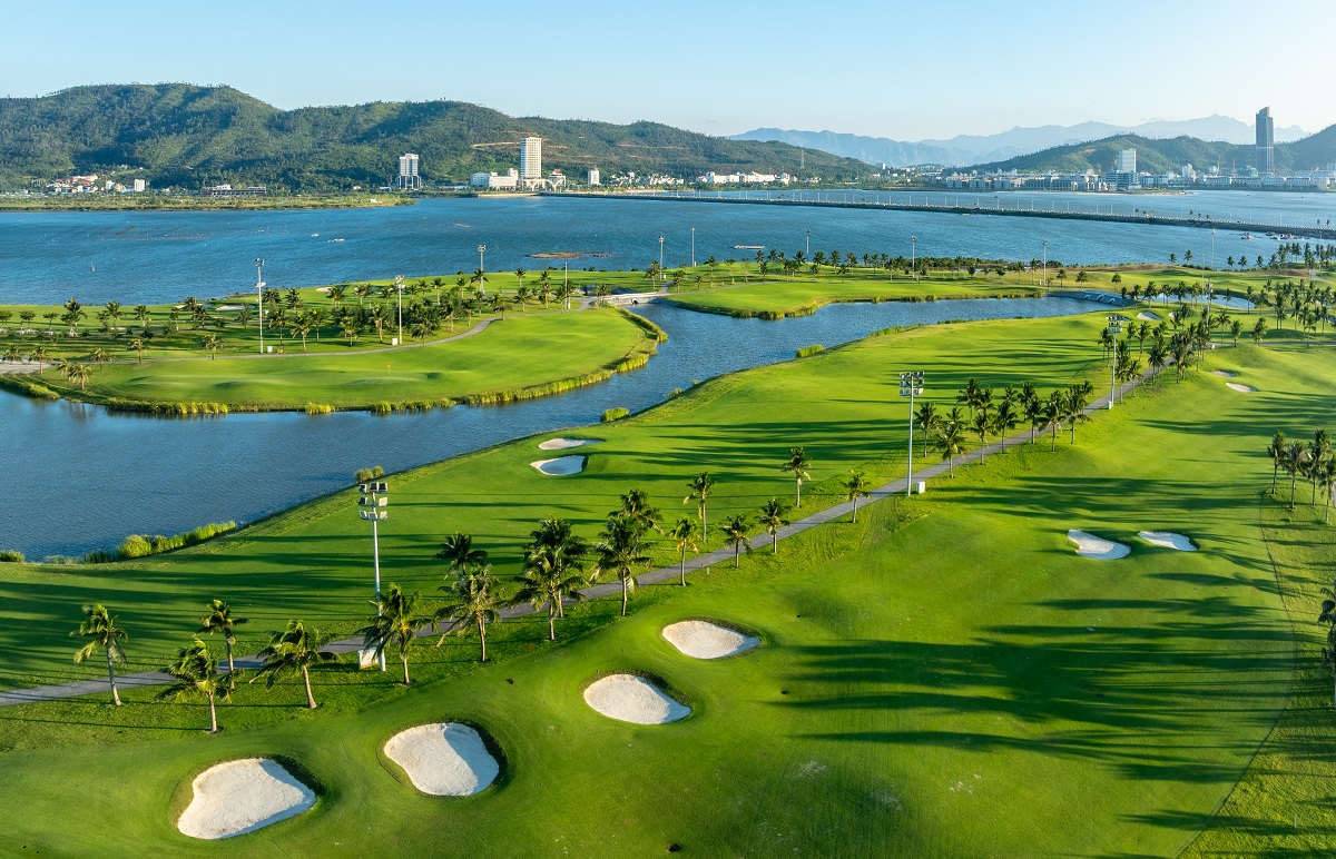 Toàn cảnh sân golf Tuần Châu Resort Hạ Long hướng ra biển