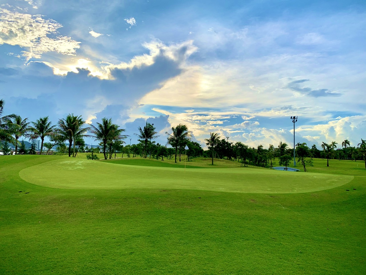 Sân golf Đồi - Hill Course Tuần Châu