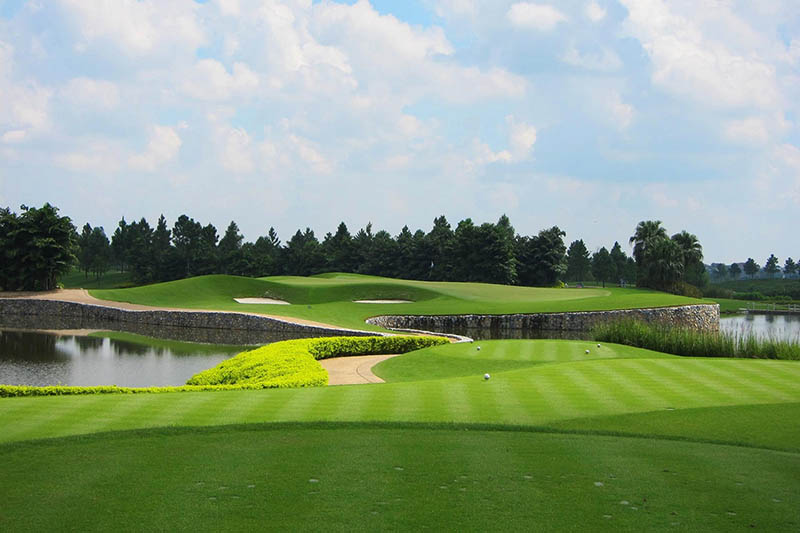 Bunker và fairway tại Vân Trì Golf Club
