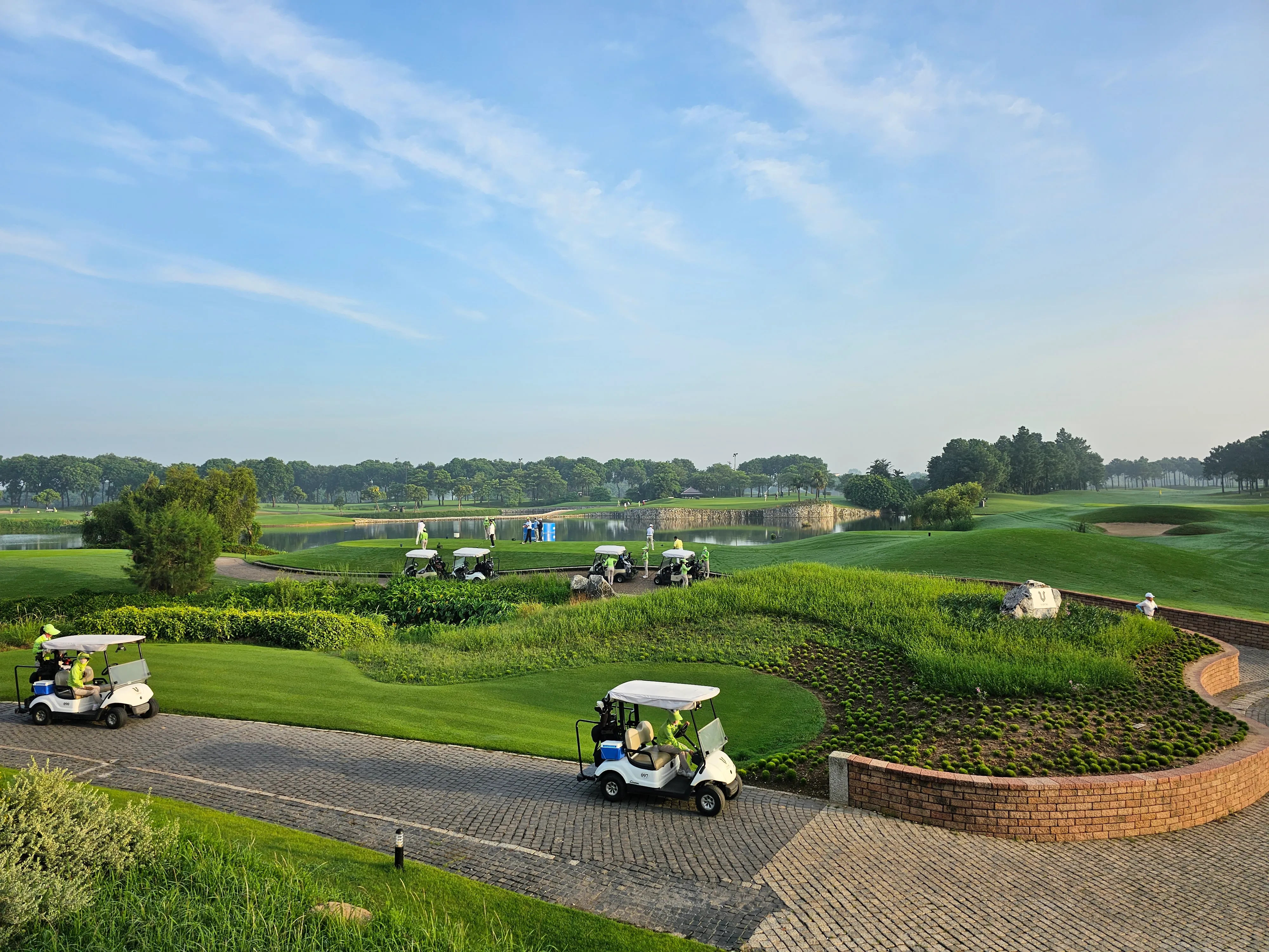 Đội ngũ Caddie tận tâm chuyên nghiệp tại sân golf Vân Trì