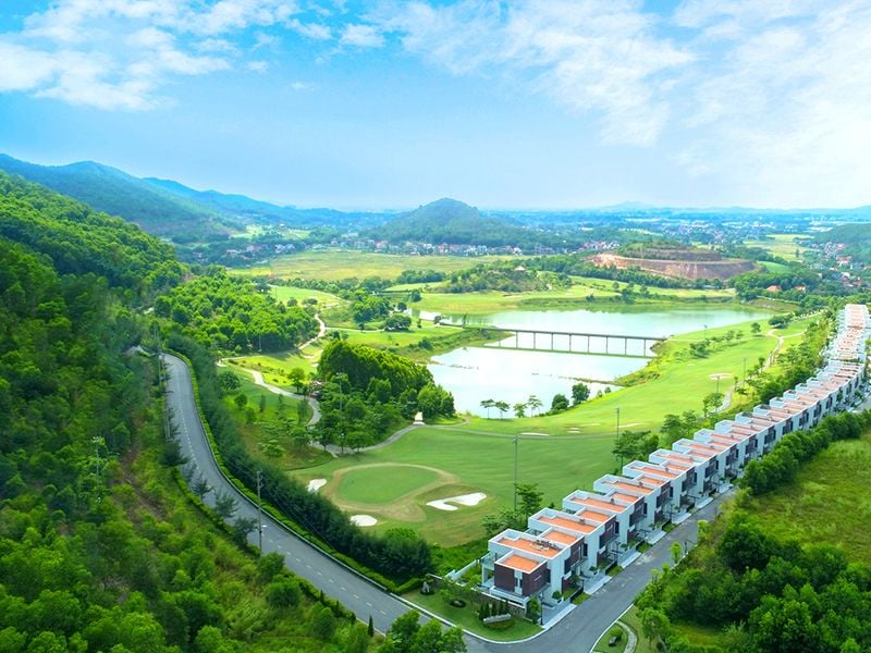 Cảnh quan đồi núi đẹp lung linh tại sân golf Yên Dũng