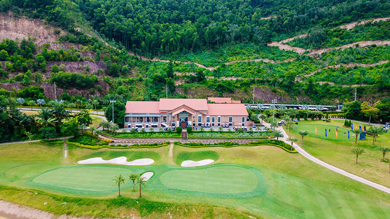 Nhà câu lạc bộ Clubhouse sang trọng tại Amber Hills Golf Resort